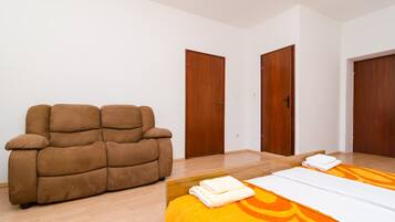 Standard-Apartment, 1 Schlafzimmer, Balkon, Meerblick | Kostenloses WLAN, Bettwäsche