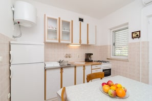 Standard-Apartment, 1 Schlafzimmer, Balkon, Meerblick | Eigene Küche | Wasserkocher