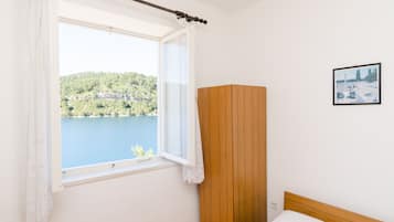 Eenvoudige kamer, 1 queensize bed, uitzicht op zee | Gratis wifi, beddengoed