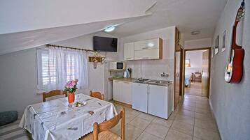 Standard Apartment, 1 Bedroom, Balcony, Sea View | Dining room