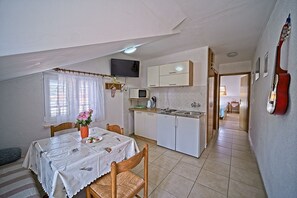 Standard Apartment, 1 Bedroom, Balcony, Sea View | Dining room - Guest House Matana Pomena (Mljet)