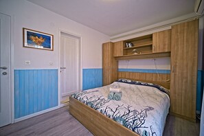 Quarto standard, 1 cama de casal, sacada | 1 quarto, Wi-Fi de cortesia, roupa de cama