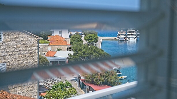 A coastal view with buildings, a marina, and boats. - Guest House Matana Pomena (Mljet)