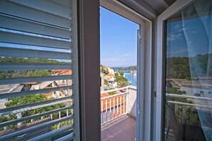 Apartamento standard, 1 quarto, sacada, vista para o mar | 1 quarto, Wi-Fi de cortesia, roupa de cama