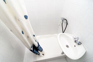 Standardrum - 1 dubbelsäng - balkong - havsutsikt | Badrum | Dusch, gratis toalettartiklar och handdukar