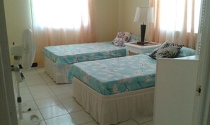 10 dormitorios, tabla de planchar con plancha, wifi gratis