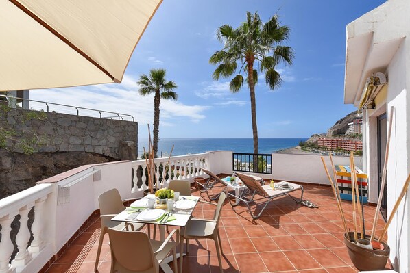 Outdoor dining - Beach Apartment in Playa del Cura 323 by VillaGranCanaria (Mogan)