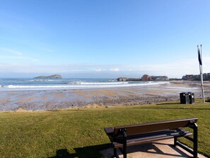Appartement, plusieurs lits | Vue sur la plage/l’océan