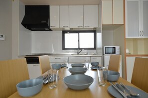 Kjøleskap, mikrobølgeovn og kjøkkenutstyr