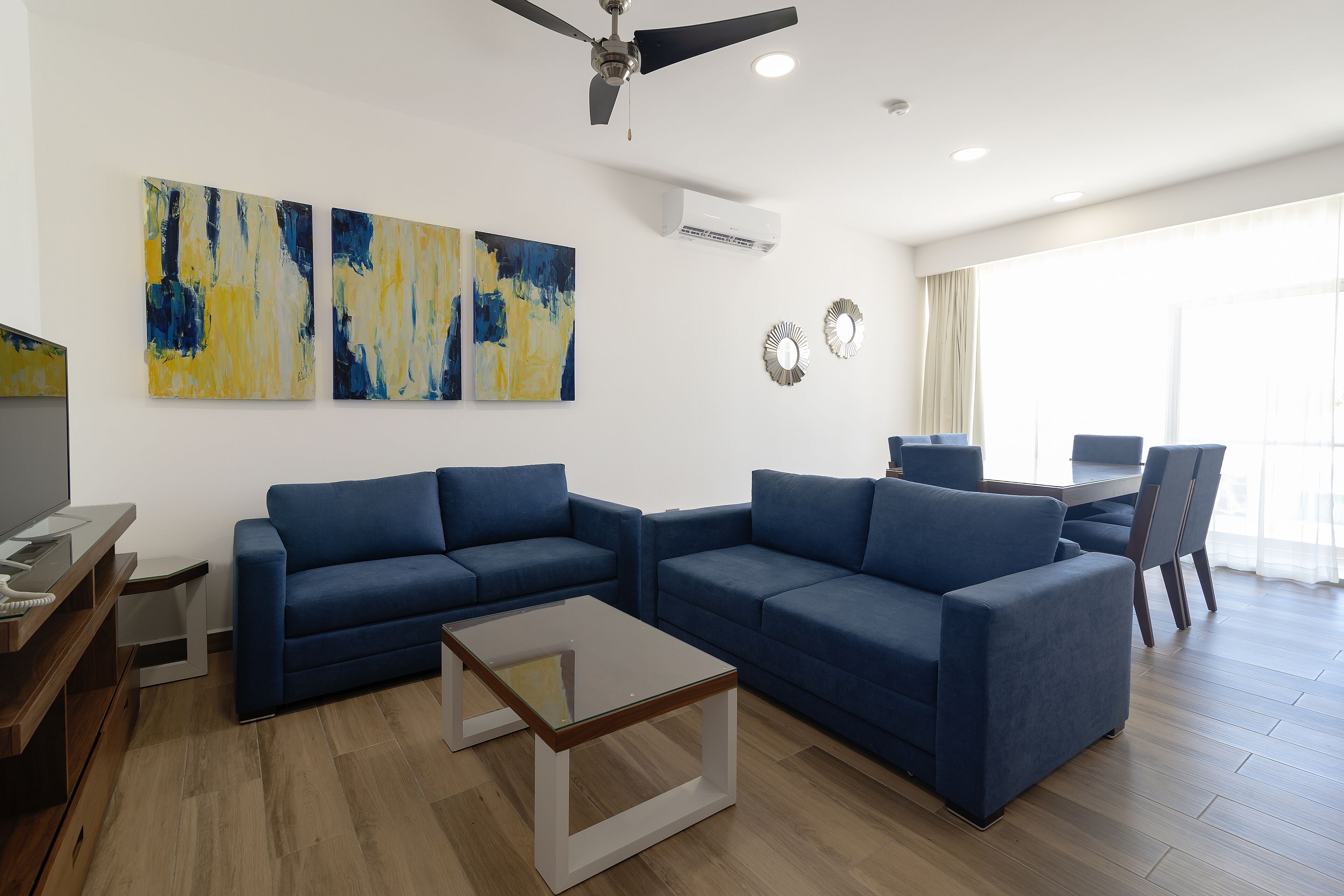 Apartment, 2 Schlafzimmer | Wohnzimmer | 40-Zoll-Smart-TV mit Digitalempfang, Fernseher