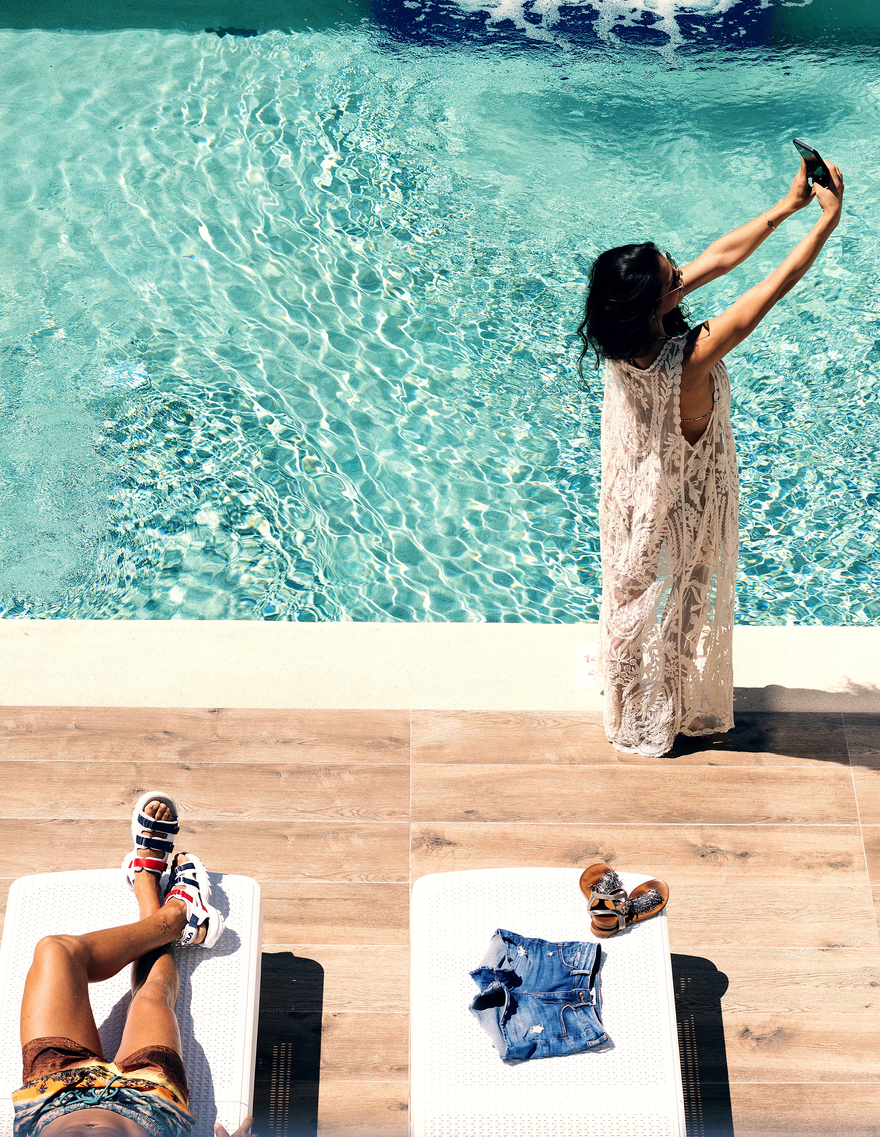 สระว่ายน้ำกลางแจ้ง เปิด 8:00 น. ถึง 20:00 น., ร่มริมสระว่ายน้ำ