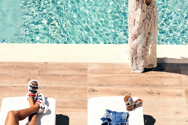 Kolam renang terbuka, dibuka dari pukul 8:00 hingga 20:00, payung kolam