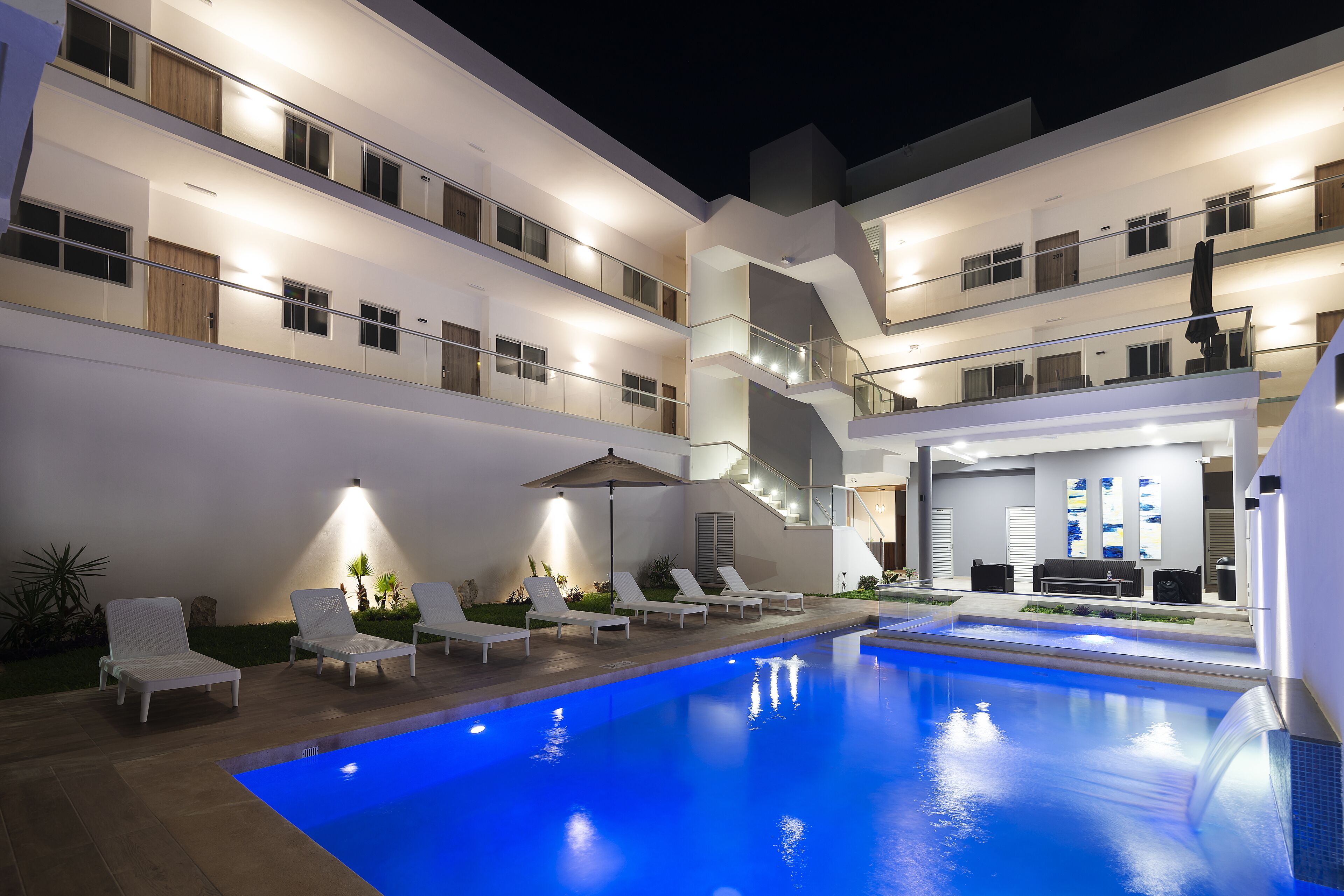 Außenpool, geöffnet von 08:00 Uhr bis 20:00 Uhr, Sonnenschirme