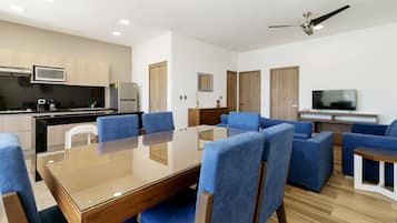 Apartamento, 2 quartos | Cozinha privada | Geladeira grande, micro-ondas, torradeira