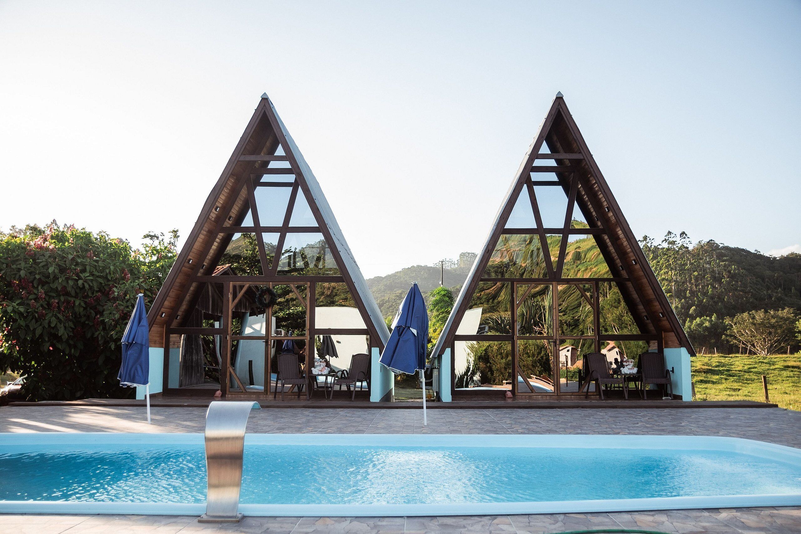 Chalé Suíço com Banheira de Hidromassagem - Pousada Sestrem | Piscine | Piscine extérieure, parasols de plage, chaises longues