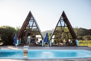Chalé Suíço com Banheira de Hidromassagem - Pousada Sestrem | Piscina | Piscina externa, guarda-sóis, espreguiçadeiras