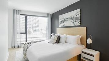 1 kamar tidur, meja kerja, tirai kedap cahaya, dan kedap suara