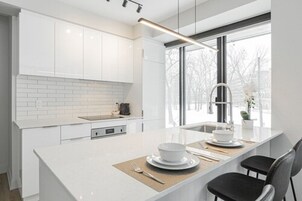 Coffee/tea maker, fridge, microwave, oven