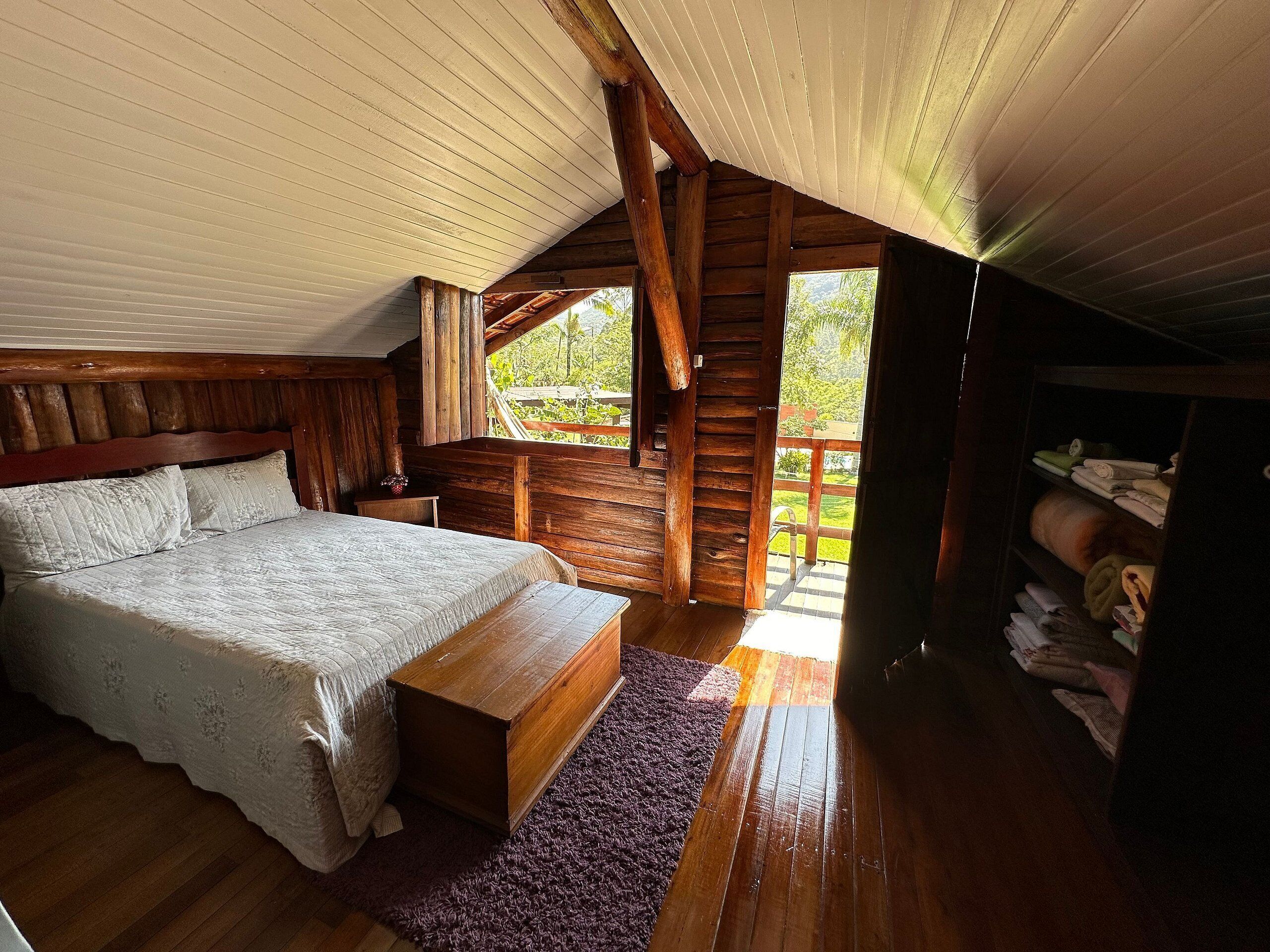 4 bedrooms, premium bedding, iron/ironing board, free WiFi