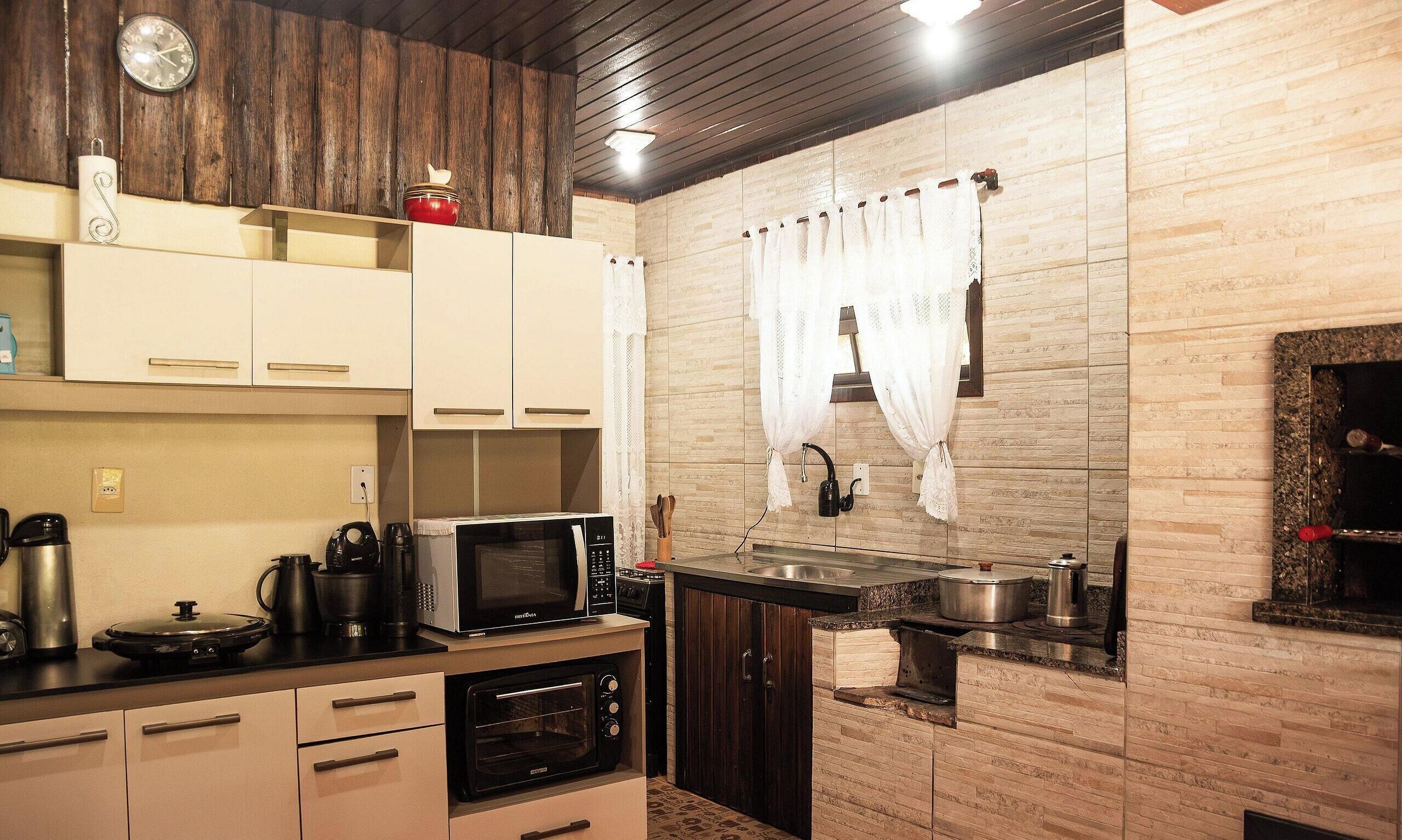 Premium Cottage | Private kitchen | Fridge, toaster oven, cookware/dishes/utensils, dining tables