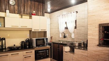 Premium Cottage | Private kitchen | Fridge, toaster oven, cookware/dishes/utensils, dining tables