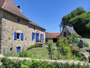 A stone building with blue shutters, a fenced garden, and a clear blue sky. - Stunning private villa for 4 people with private pool, WIFI, TV, terrace and pets allowed (Teyssieu)