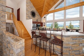 Kylskåp, mikrovågsugn, ugn och spishäll