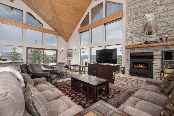 TV, fireplace