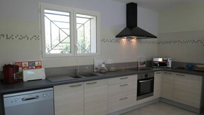 Private kitchen - Beautiful private villa for 4 guests with WIFI, TV and terrace (Prignac-en-médoc)