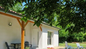 Outdoor dining - Beautiful private villa for 4 guests with WIFI, TV and terrace (Prignac-en-médoc)