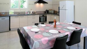 Private kitchen - Beautiful private villa for 4 guests with WIFI, TV and terrace (Prignac-en-médoc)