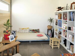 3 habitaciones, tabla de planchar con plancha y cuna de viaje 