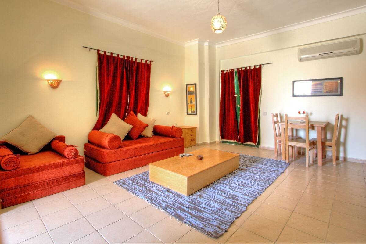 Departamento Grand, 1 habitación (4 Guest) | Sala de estar | Televisión de pantalla plana de 100 cm con canales vía satélite