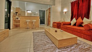 Leilighet – grand, 1 soverom (4 Guest) | Oppholdsrom | En 100-centimeters Flatskjerm-TV med Parabol-TV samt TV