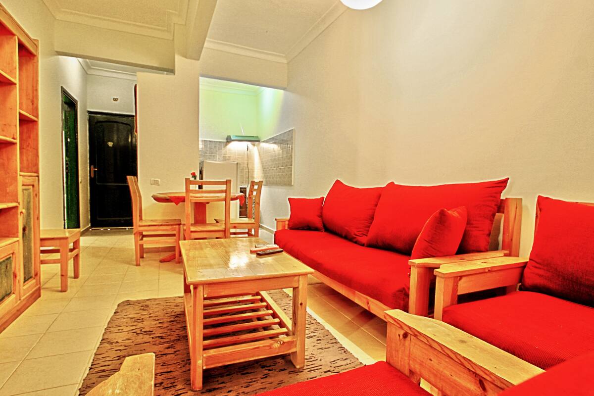 Departamento económico, 1 habitación (2 Guest) | Sala de estar | Televisión de pantalla plana de 100 cm con canales vía satélite