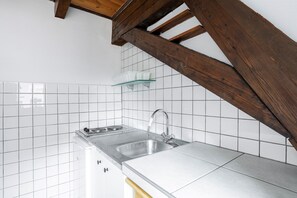 Een koelkast, een microgolfoven, een kookplaat