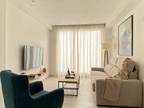 Apartamento, 1 habitación | Sala de estar | Smart TV de 55 pulgadas con canales digitales, una televisión