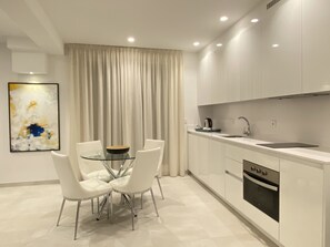 Appartement, 1 chambre | Cuisine privée | Réfrigérateur, micro-ondes, four, plaque de cuisson