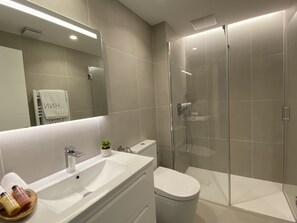 Apartment, 1 Bedroom | Bathroom | Shower, rainfall showerhead, free toiletries, electronic bidet - HNN Granada (Granada)