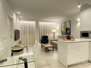 Apartamento, 1 habitación | Sala de estar | Smart TV de 55 pulgadas con canales digitales, una televisión