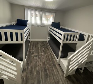 3 habitaciones, escritorio y tabla de planchar con plancha
