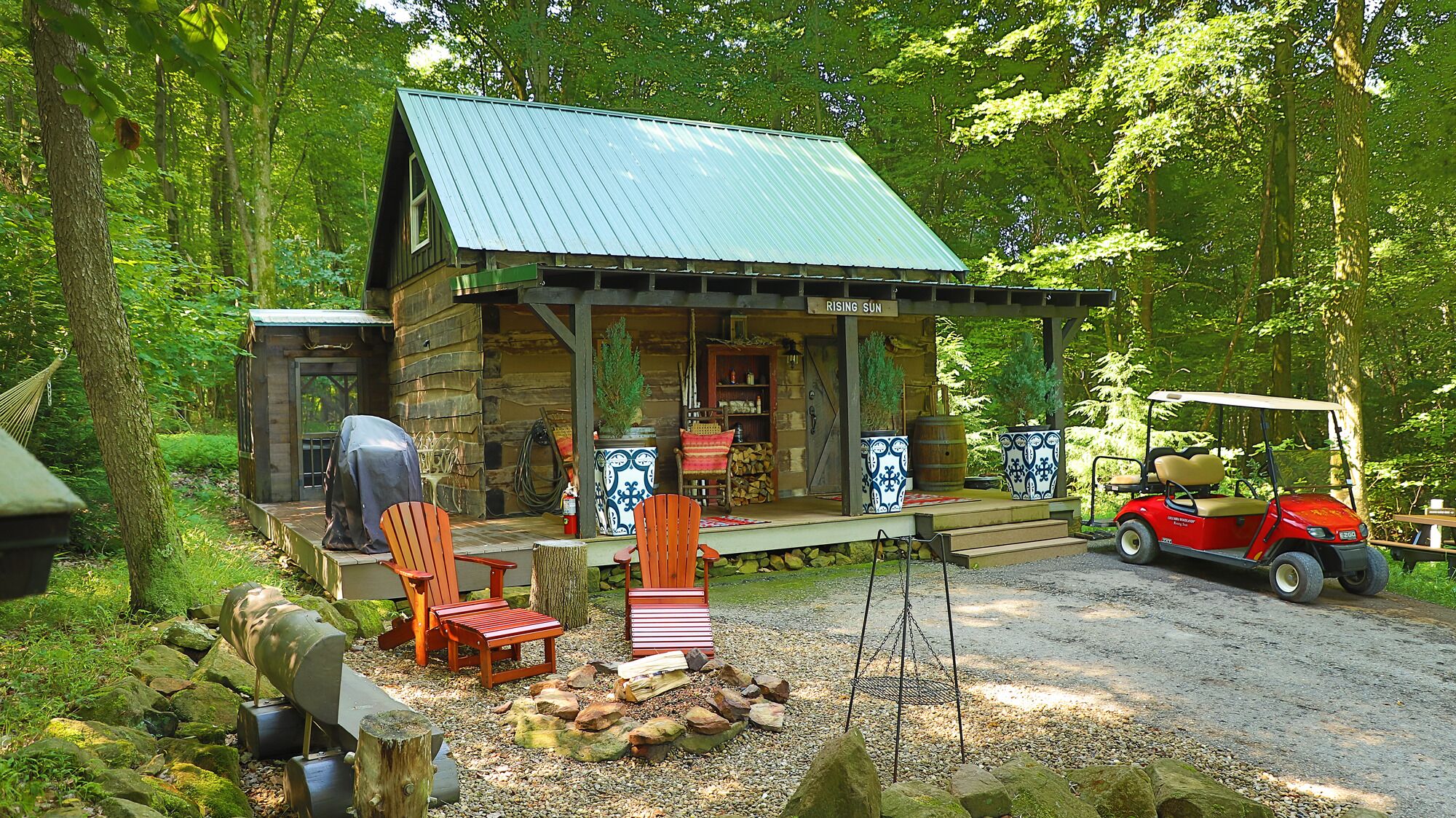 Cozy Cottage on 400 acres with private enclosed hot tub and indoor wood burner! 