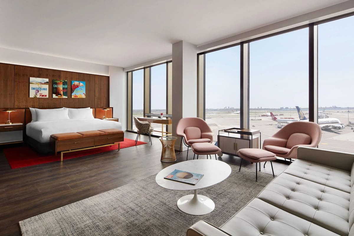 Presidential Suite (Runway View) | 高級寢具、羽絨被、房內夾萬、書桌