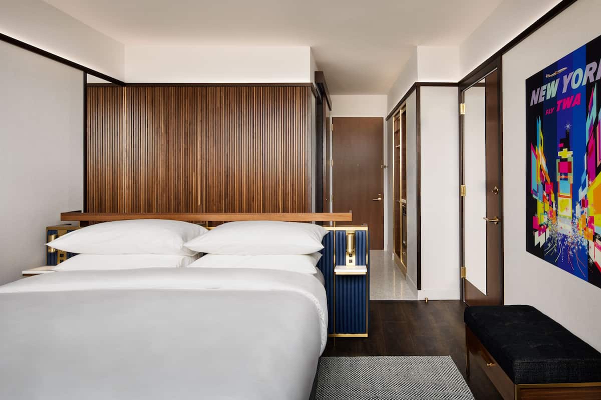 Standard Room, 1 King Bed | 1 bedroom, premium bedding, down comforters, in-room safe