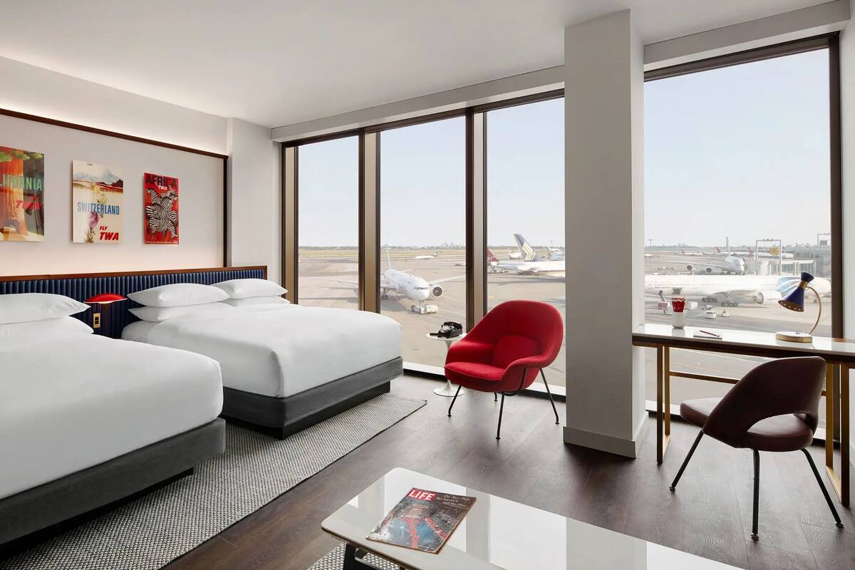 Executive Suite, 2 Queen Beds | 高級寢具、羽絨被、房內夾萬、書桌