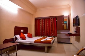 Premium bedding, free WiFi - Hotel Majestic (Kolhapur)