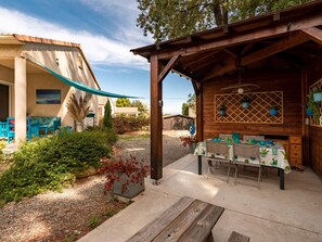 Outdoor dining - Cosy apartment for 6 people with A/C, WIFI, pool, TV and patio (Prunete)