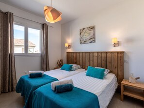 3 slaapkamers, een strijkplank/strijkijzer, reisbedje, gratis wifi