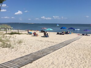 Sun-loungers, beach umbrellas, beach towels - Charming Brand New Beach House (Mattituck)
