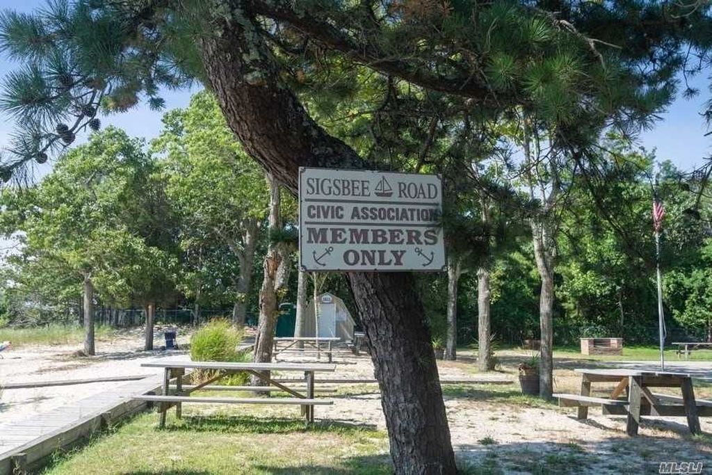 Un panneau indiquant : « Membres de l’association citoyenne de Sigsbee Road uniquement ».